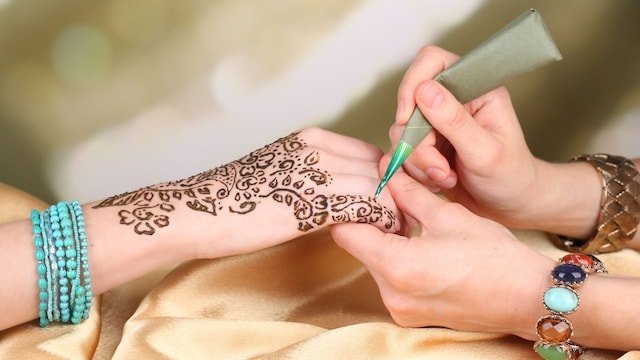karwa-chauth-2025-mehndi-2025-10-09528800a7d41571bb85061cef3adc45 Karva Chauth 2025: Fasting Tips required to stay active throughout the day