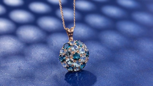 necklace-2025-10-d1a9f1537fa6fe531c8e7cffbc0cc685 Karva Chauth 2025: Gift idea for wives and husbands